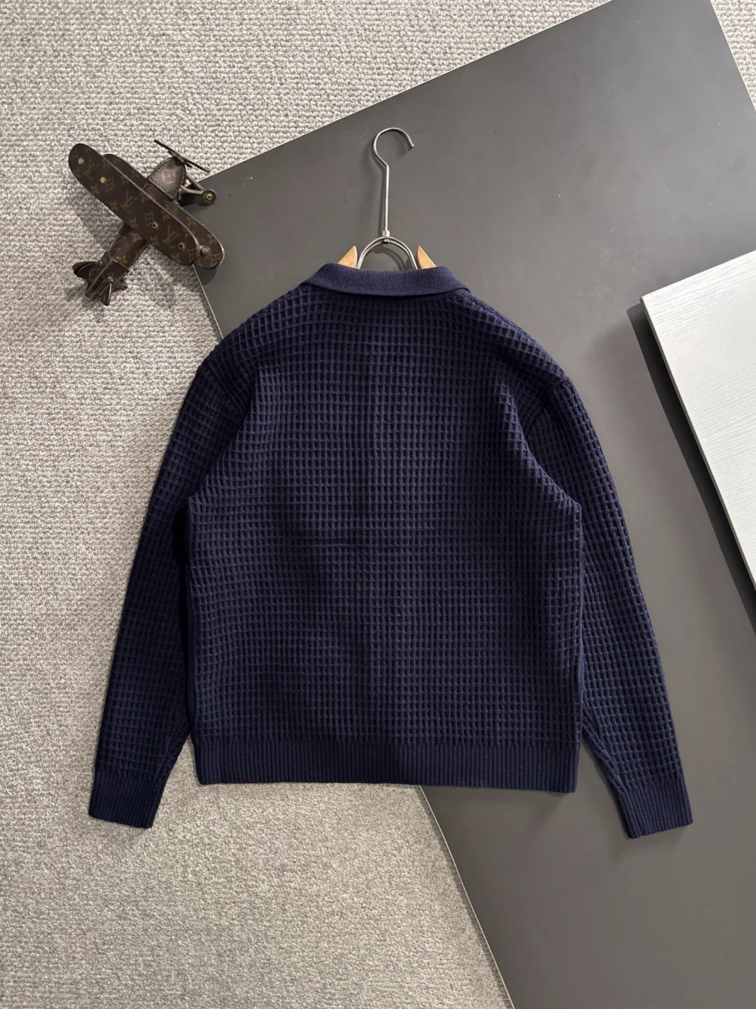 Next day shipping P460 Big Goose 2025 official website latest winter sweater, popular items are on sale at the counter simultaneously! Specially made of wool blended fabric. It feels comfortable and can be directly in contact with the skin. The logo badge is exquisitely embroidered, which is extremely eye-catching! The details highlight the fashionable charm of big brands. Exquisite workmanship. Three-dimensional cutting style. The wearing effect is invincible and handsome! All three standards are complete! Size: M-3XL